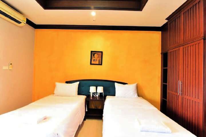 Room 10 of 27