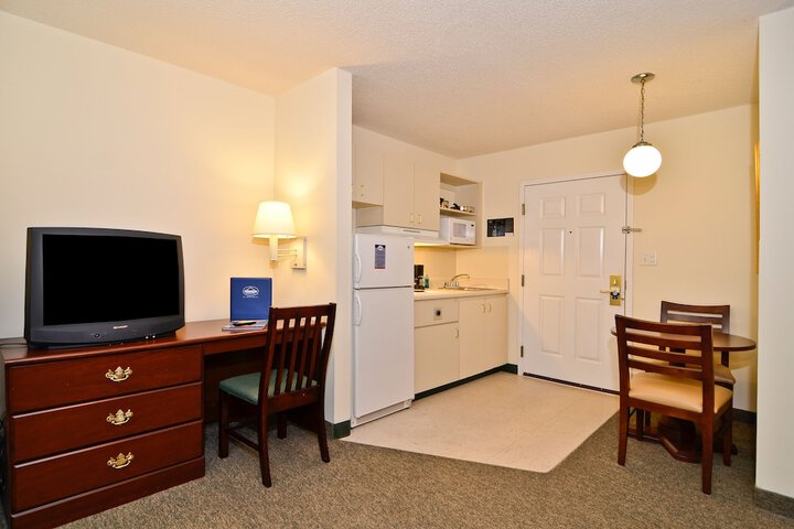 1 Queen Bed Micfridge (1 of 2)