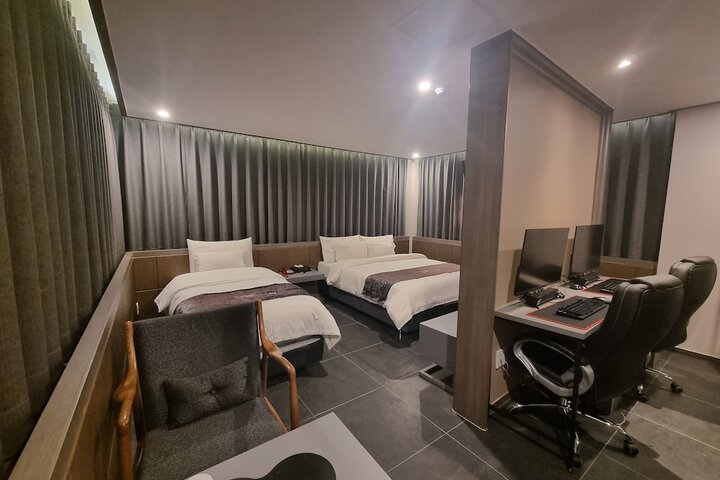 Room 8 of 14