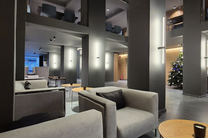 Entrance & Lobby