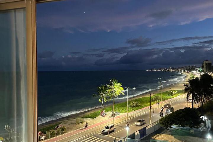 Flat em Hotel de Luxo beira mar da grife Ritz suítes com vista ampla para todo o mar da cruz das almas jatiúca e ponta verde, com toda estrutura de um hotel lindo e arrojado, academia, piscina e muito mais, venha viver essa experiência incrível!