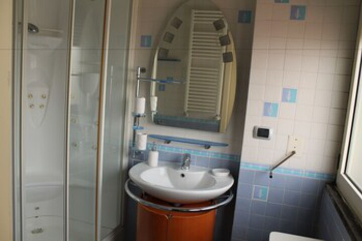 Room 5 of 13