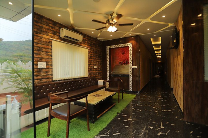 Lounge 26 of 36