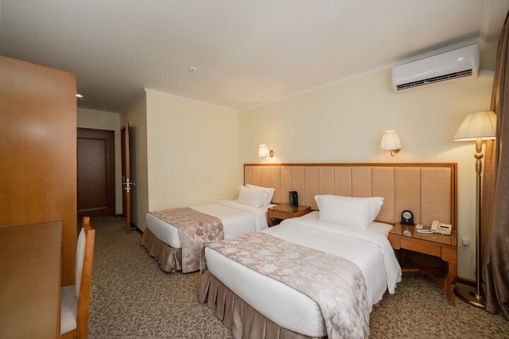 Room 13 of 90
