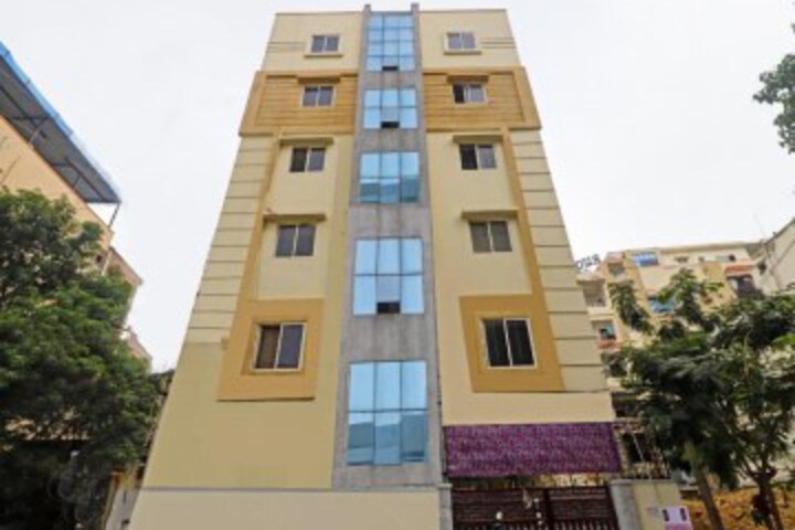 OYO 80590 SRI SUDHARSHANA SAI LUXURY ROOMS