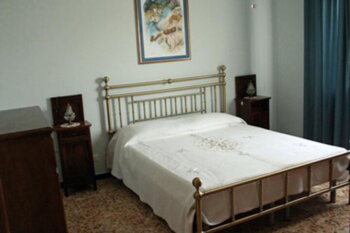 Room 7 of 8