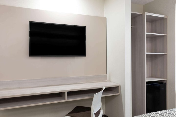 Room 8 of 18