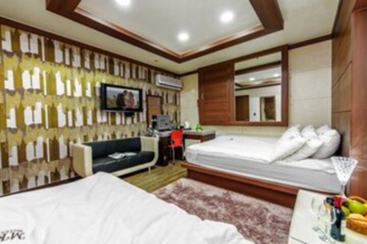 Room 15 of 37