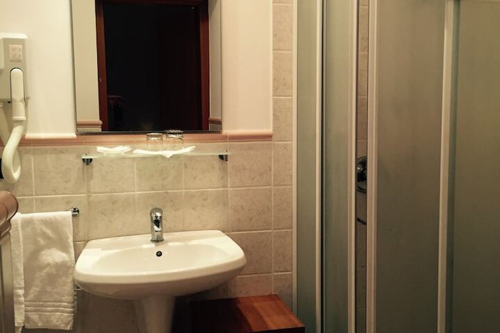 Room 32 of 64