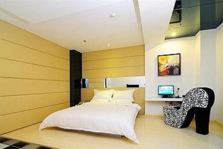 Room 8 of 16