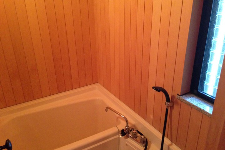 Deep soaking bathtub