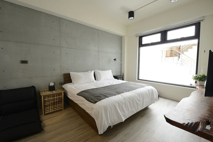 Room 7 of 76