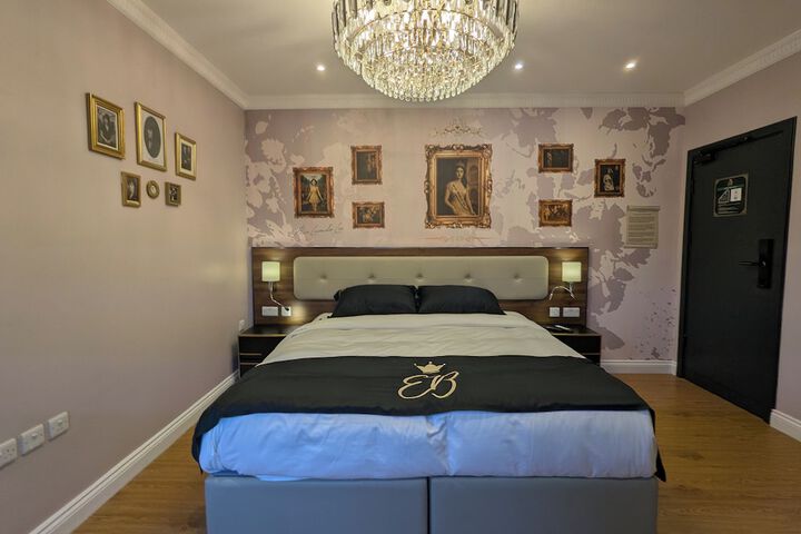 Room 3 of 117