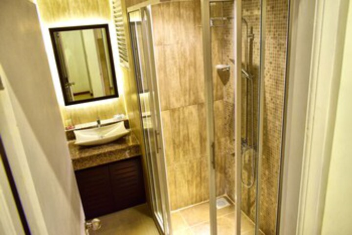 Room 15 of 32