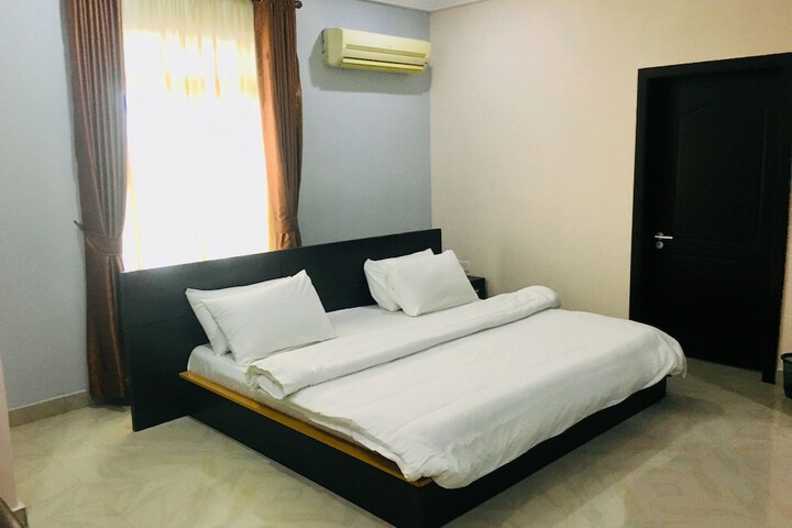 Room 5 of 10