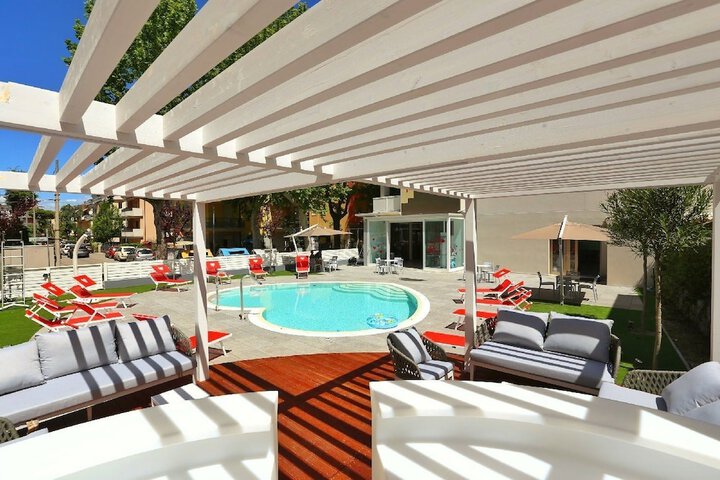 Sundeck 19 of 19