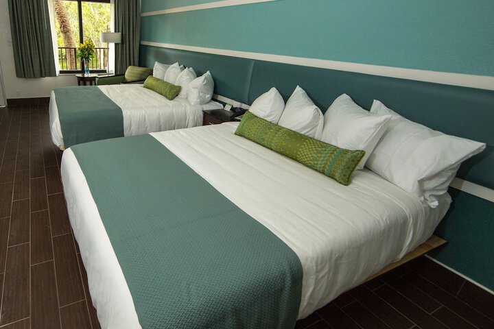 2 Queen Beds (11 of 12)
