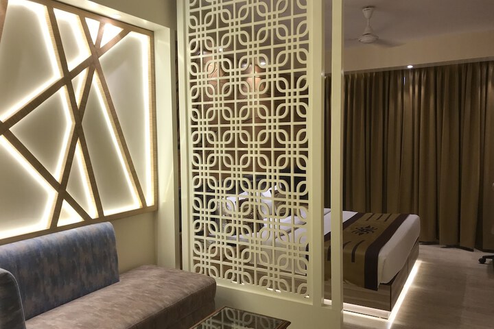 Room 12 of 110