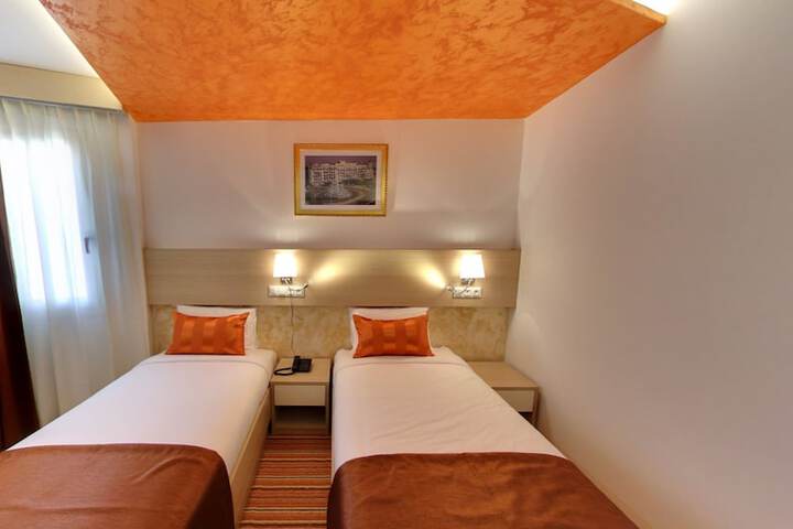 Room 4 of 36