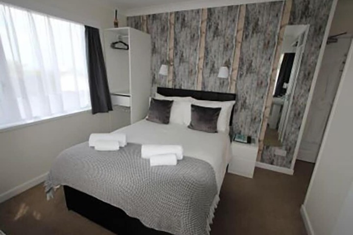 Room 4 of 25