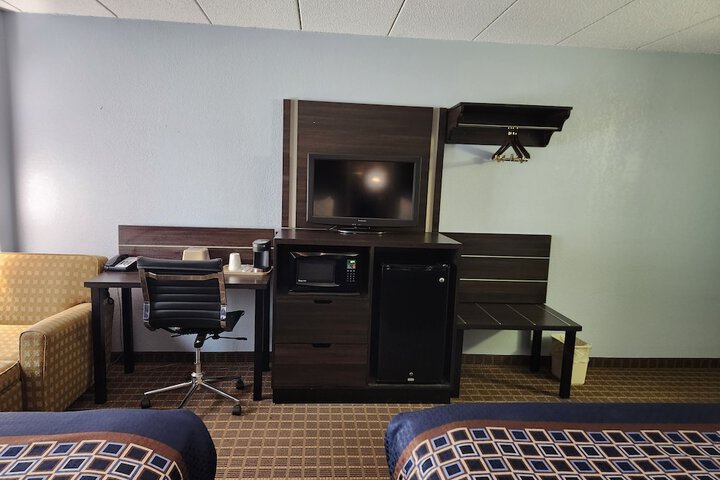 2 Queen Beds (3 of 10)