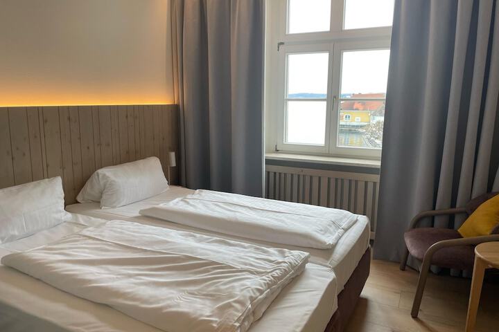 Room 13 of 76