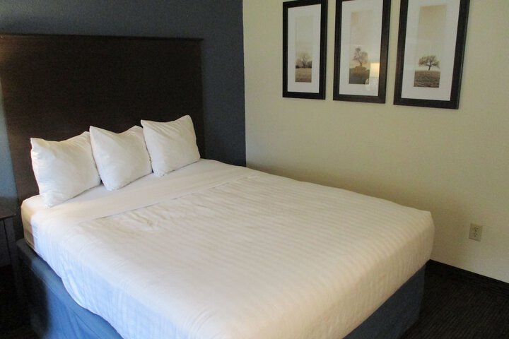 2 Queen Beds (3 of 13)