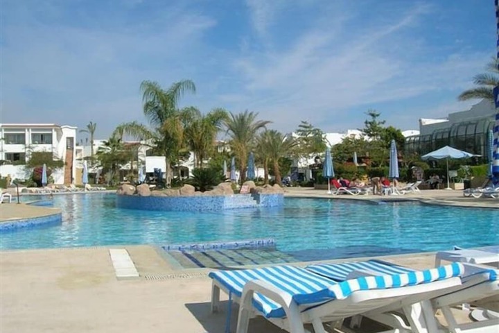 Pool 11 of 24