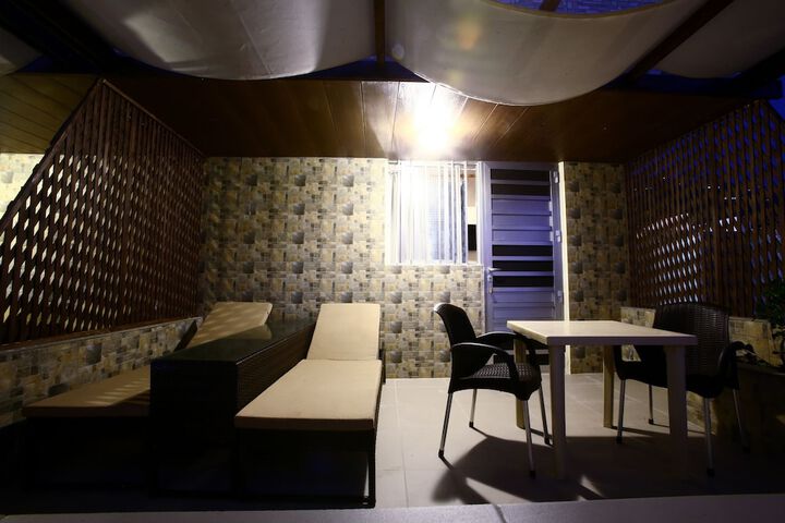 Room 2 of 119