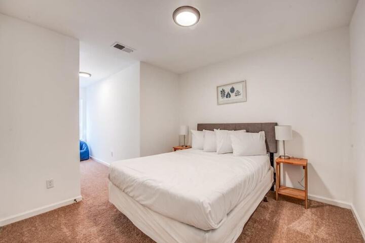 Room 11 of 32