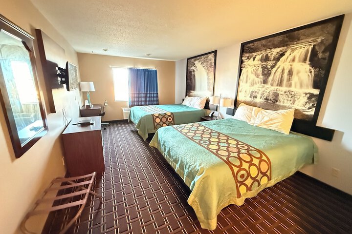 Standard Queen Bed Accessible (18 of 18)