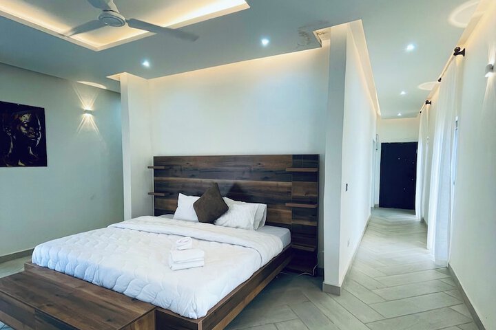 Room 25 of 166