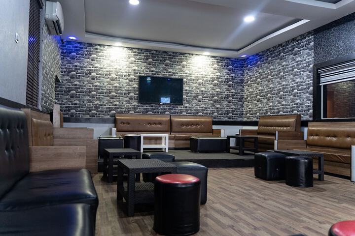 Lounge 30 of 33