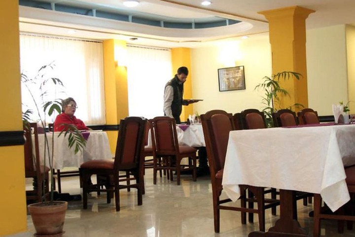 Dining 12 of 14