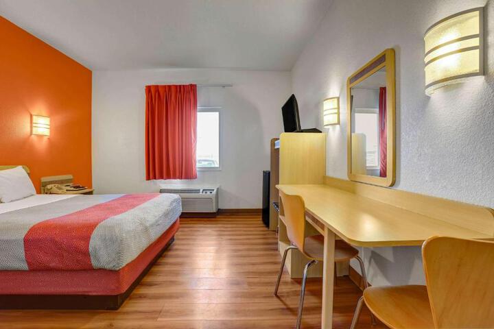 1 Queen Bed (12 of 13)