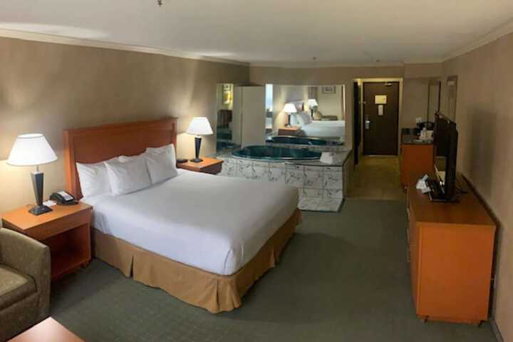 1 King Bed Chair Work Desk WiFi, Microwave and Refrigerator Full Breakfast (6 of 19)