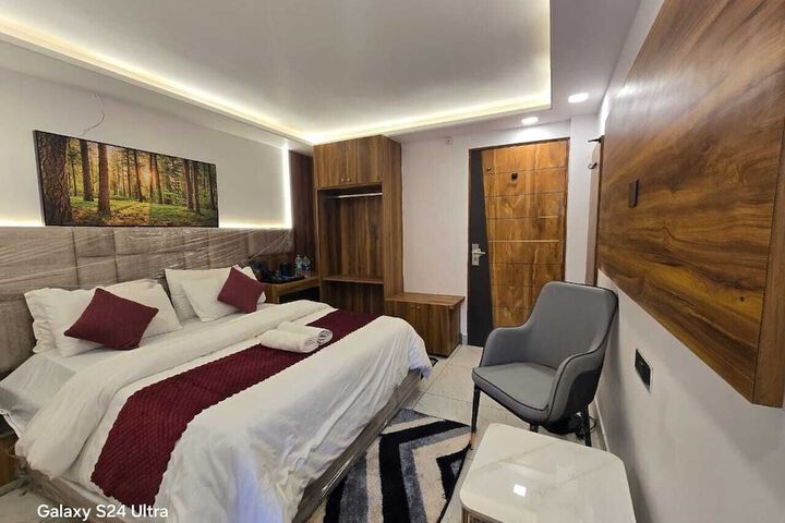Room 10 of 17