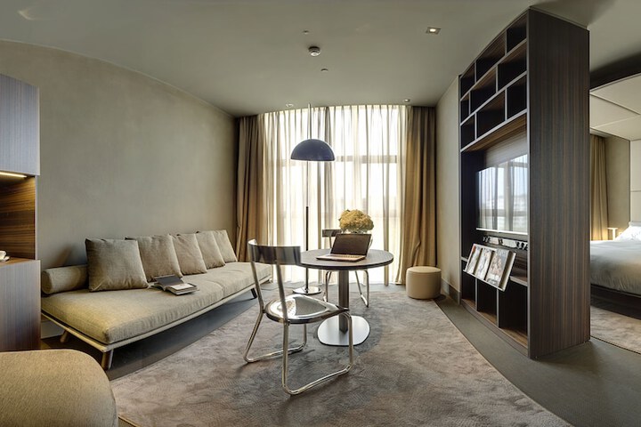 Room 53 of 148