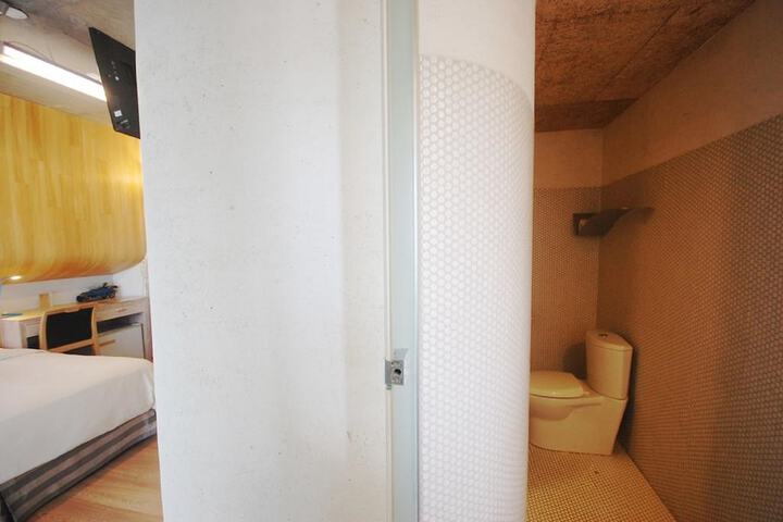 Room 9 of 82