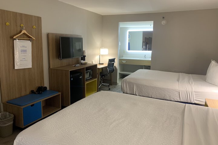 2 Queen Beds (5 of 8)