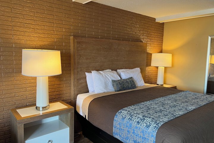 1 King Bed (16 of 17)