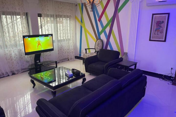 Lounge 17 of 23