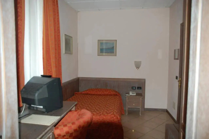 Room 7 of 14