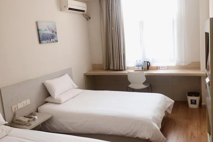 Room 9 of 14
