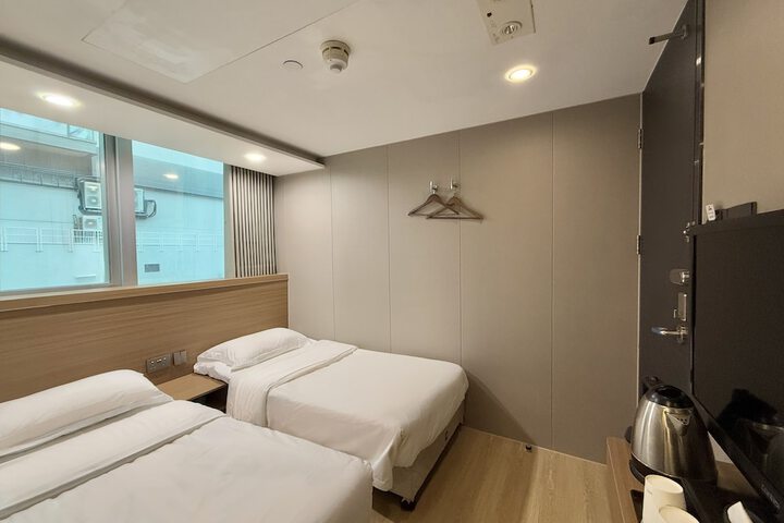 Room 10 of 19