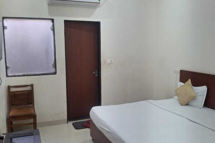 Room 12 of 16