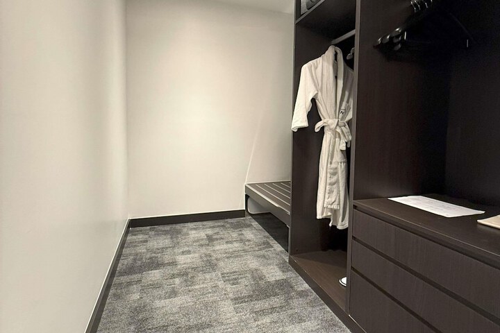 Room 32 of 150