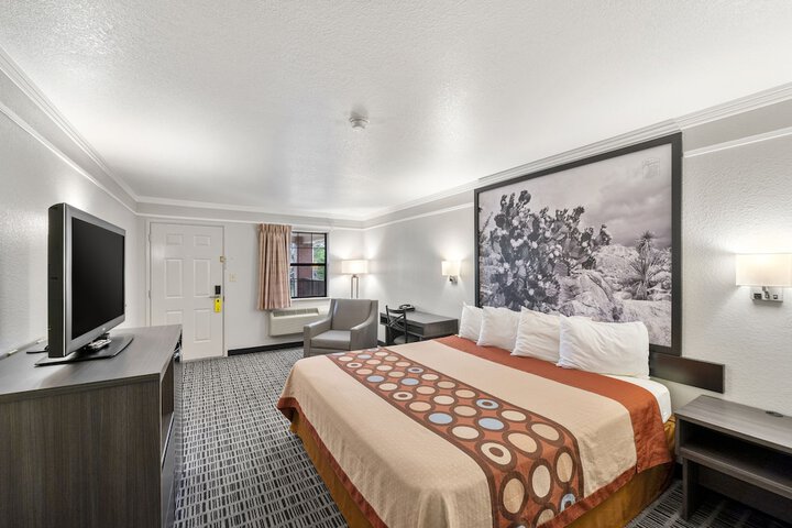 1 King Bed Deluxe Room (2 of 12)