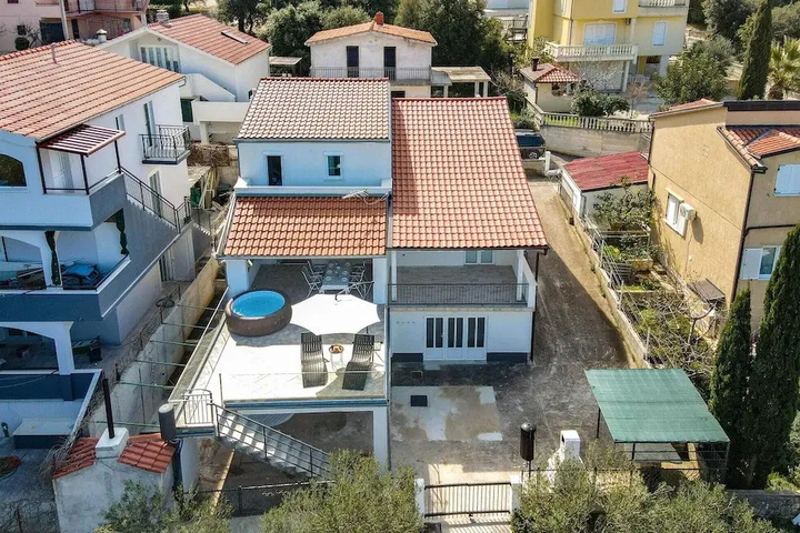 Amazing Home in Grebastica With Wifi and 4 Bedrooms