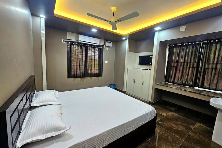 Room 8 of 12